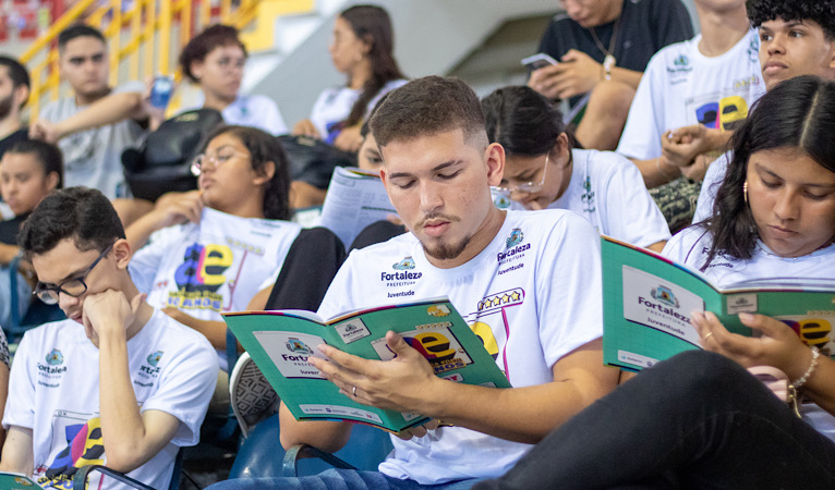 Alunos do Academia Enem durante aulão presencial no Ginásio Paulo Sarasate